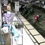 สาวสุดทน! ชายข้างบ้าน ยืนสไลด์หนอนโชว์ ริมถนนกลางดึก ไม่สนโลก (คลิป)
