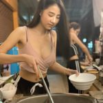 แม่ค้าแซ่บ! สวมชุดสายเดี่ยว โชว์เซ็กซี่ยืนลวกเส้นบะหมี่เกี๊ยวลาว