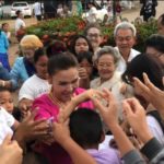 ศิริพร อำไพพงษ์ โปรยทานเงินแสน เผยเลขเด็ดงวดนี้ห้ามพลาด (คลิป)