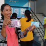 แบงค์แตก! แห่กดเงิน บัตรคนจน ทะลักตู้ คนขอนแก่นวอน 'ประยุทธ์' เป็นนายกฯต่อ!