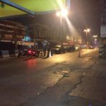 ร้านก๋วยเตี๋ยว ริมถนน โดนลูกหลง ตร.ยิงสกัด รถซิ่งหนีด่าน เป่าแอลกอฮอล์ ไม่มีขอโทษ