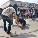 ฉุนหนุ่มฉี่ใส่ร้านหมูกระทะพ่อ! พาพวกรุมตื้บ-กระหน่ำแทง มีดปักคาหัวดับสยอง