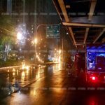 ระทึก! พายุฝนถล่มกรุง สายไฟฟ้าแรงสูงชอร์ต ระเบิดสนั่นย่านห้วยขวาง (คลิป)