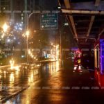 ระทึก! พายุฝนถล่มกรุง สายไฟฟ้าแรงสูงชอร์ต ระเบิดสนั่นย่านห้วยขวาง (คลิป)