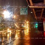 ระทึก! พายุฝนถล่มกรุง สายไฟฟ้าแรงสูงชอร์ต ระเบิดสนั่นย่านห้วยขวาง (คลิป)