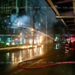 ระทึก! พายุฝนถล่มกรุง สายไฟฟ้าแรงสูงชอร์ต ระเบิดสนั่นย่านห้วยขวาง (คลิป)