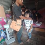 เศร้า!! หนูน้อย 7 ขวบ นั่งเฝ้าศพแม่ 'นอนคว่ำหน้าผูกคอตาย' ลูกเห็นตัวแข็ง-ไม่หายใจ
