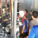 ควันดำโขมง! ไฟเผาวอดตำหนักพ่อปู่ต้นแค-สุพรรณบุรี ระดมดับเพลิงฉีดน้ำวุ่น