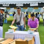 รับเสื้อพระราชทาน “ไบค์ อุ่นไอรัก” วันแรกคึกคัก ประชาชนมารอตั้งแต่ตี5