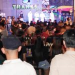 เสียงโห่ฮาดังลั่น! นักเที่ยวไม่พอใจโดนบุกตรวจร้าน ชาวบ้านโวยเพลงดังกระหึ่ม(คลิป)