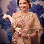 ชุดไทยประยุกต์ แต่งให้เรียบหรูดูแพง แบบไหนที่คุณชอบ มีตัวอย่างให้เลือกสรร