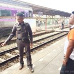 นาทีชีวิต! ลุงวัย60โดดรถไฟ หลังขึ้นผิดขบวน สะดุดล้ม หัวหวิดโดนทับ(ชมคลิป)