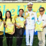 รับเสื้อพระราชทาน “ไบค์ อุ่นไอรัก” วันแรกคึกคัก ประชาชนมารอตั้งแต่ตี5
