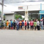 ชาวบ้านตีกันเละ! แซงคิวแย่งกด บัตรคนจน แฉรับจ้างกดแทน 40 ใบ