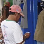 แห่กดเงิน 500 บาท ที่รัฐบาลมอบให้ ชาวบ้านขอบคุณ "บิ๊กตู่" ที่ไม่ลืมคนจน