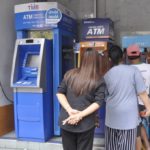 แห่กดเงิน 500 บาท ที่รัฐบาลมอบให้ ชาวบ้านขอบคุณ "บิ๊กตู่" ที่ไม่ลืมคนจน