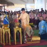 'พระองค์ที' ฉลองพระองค์ชุดไทยราชปะแตน เสด็จเยี่ยมชมงานอุ่นไอรักฯ