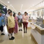 'พระองค์ที' ฉลองพระองค์ชุดไทยราชปะแตน เสด็จเยี่ยมชมงานอุ่นไอรักฯ