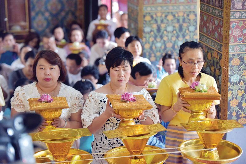 สวดมนต์ข้ามปีวัดพิชัยญาติ ห่มผ้า‘หลวงพ่อสมปรารถนา’