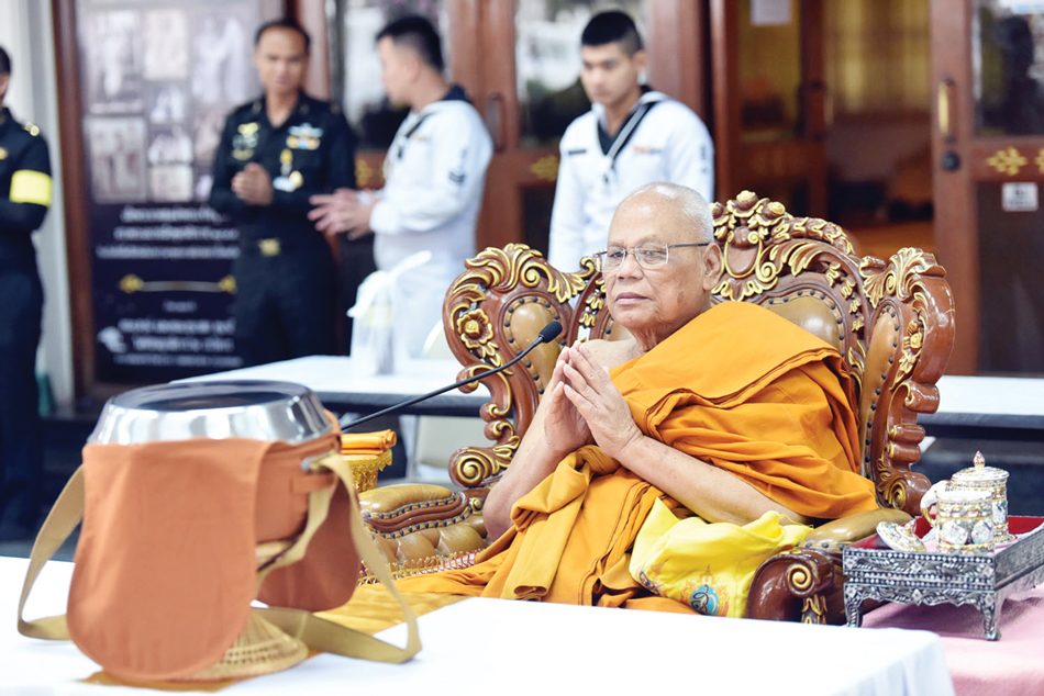 สวดมนต์ข้ามปีวัดพิชัยญาติ ห่มผ้า‘หลวงพ่อสมปรารถนา’