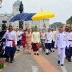 สมเด็จพระเจ้าอยู่หัว ฉลองพระองค์ชุดราชปะแตน เสด็จฯ เปิดงานอุ่นไอรัก