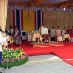 สมเด็จพระเจ้าอยู่หัว ฉลองพระองค์ชุดราชปะแตน เสด็จฯ เปิดงานอุ่นไอรัก
