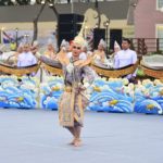 สมเด็จพระเจ้าอยู่หัว ฉลองพระองค์ชุดราชปะแตน เสด็จฯ เปิดงานอุ่นไอรัก