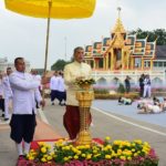 สมเด็จพระเจ้าอยู่หัว ฉลองพระองค์ชุดราชปะแตน เสด็จฯ เปิดงานอุ่นไอรัก