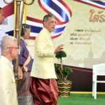 สมเด็จพระเจ้าอยู่หัว ฉลองพระองค์ชุดราชปะแตน เสด็จฯ เปิดงานอุ่นไอรัก
