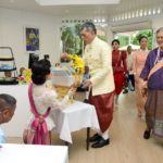 สมเด็จพระเจ้าอยู่หัว ฉลองพระองค์ชุดราชปะแตน เสด็จฯ เปิดงานอุ่นไอรัก