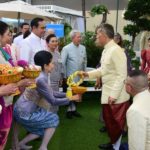 สมเด็จพระเจ้าอยู่หัว ฉลองพระองค์ชุดราชปะแตน เสด็จฯ เปิดงานอุ่นไอรัก