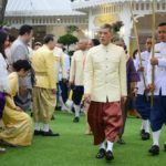 สมเด็จพระเจ้าอยู่หัว ฉลองพระองค์ชุดราชปะแตน เสด็จฯ เปิดงานอุ่นไอรัก