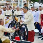 สมเด็จพระเจ้าอยู่หัว ฉลองพระองค์ชุดราชปะแตน เสด็จฯ เปิดงานอุ่นไอรัก