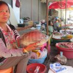แม่ค้าตลาดสด ฝากถึงรัฐบาล "เศรษฐกิจแย่ จะตายกันหมดแล้ว" เทียบยุค 'แม้ว-ปู' ขายของดี!!