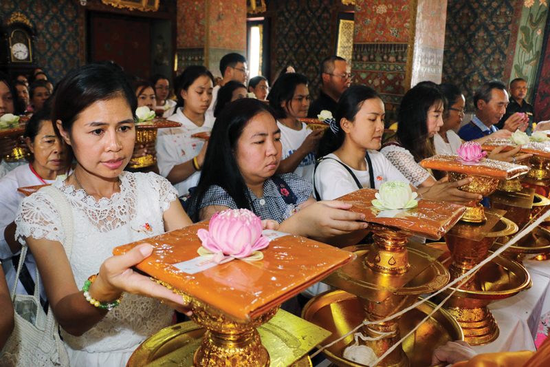 สวดมนต์ข้ามปีวัดพิชัยญาติ ห่มผ้า‘หลวงพ่อสมปรารถนา’