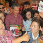 เฉลิม ลุยนครพนม ชาวบ้าน 3 พันคนแห่รับ ชูพัฒนากองทุนหมู่บ้าน-บัตรทอง