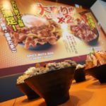 อิ่มอร่อยพุงกาง! ข้าวญี่ปุ่นหน้าล้นคาคาชิ เพิ่มเนื้อคูณสอง มัดใจสาวกดงบุริ