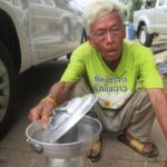 ผัว-เมียขายลาบเป็ด สงสารลุงให้เงินซื้อข้าวตลอด เจอแว้งกลับมาขโมยของเกลี้ยง