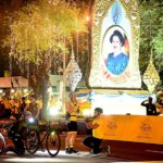 สมเด็จพระเจ้าอยู่หัว ทรงนำปั่นจักรยาน กลับถึงพระลานพระราชวังดุสิต