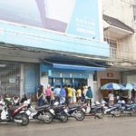 ชาวบ้านรอคิว กดบัตรคนจน สุดท้ายผิดหวัง เพราะเงินหมดตู้ ต้องมาวันหลัง
