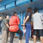ชาวบ้านรอคิว กดบัตรคนจน สุดท้ายผิดหวัง เพราะเงินหมดตู้ ต้องมาวันหลัง