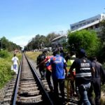 ระทึกกลางเมือง! หนุ่มไม่อยากไปร.พ.จิตเวช ปีนสะพานรถไฟจะกระโดดฆ่าตัว(คลิป)