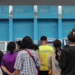 ประชาชน ถือ บัตรคนจน ไปกดเงิน 'ของขวัญปีใหม่' จากรัฐบาล สรุป 'เงินยังไม่เข้า'