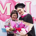 ใหม่-ดาวิกา ปลื้มรับปริญญา หลังฝ่าฟันนาน 7 ปี  ชม เต๋อ น่ารัก มอบดอกไม้ร่วมยินดี