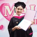 ใหม่-ดาวิกา ปลื้มรับปริญญา หลังฝ่าฟันนาน 7 ปี  ชม เต๋อ น่ารัก มอบดอกไม้ร่วมยินดี