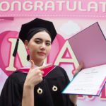 ใหม่-ดาวิกา ปลื้มรับปริญญา หลังฝ่าฟันนาน 7 ปี  ชม เต๋อ น่ารัก มอบดอกไม้ร่วมยินดี