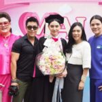 ใหม่-ดาวิกา ปลื้มรับปริญญา หลังฝ่าฟันนาน 7 ปี  ชม เต๋อ น่ารัก มอบดอกไม้ร่วมยินดี