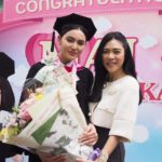 ใหม่-ดาวิกา ปลื้มรับปริญญา หลังฝ่าฟันนาน 7 ปี  ชม เต๋อ น่ารัก มอบดอกไม้ร่วมยินดี