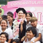 ใหม่-ดาวิกา ปลื้มรับปริญญา หลังฝ่าฟันนาน 7 ปี  ชม เต๋อ น่ารัก มอบดอกไม้ร่วมยินดี