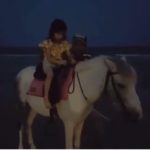 น้องมะลิ ติดใจขี่ม้าริมหาดหัวหิน ชวน แม่โบว์ มาดักรอจนตะวันตกดิน